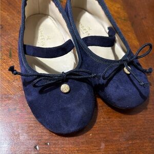 Toddler Josefina’s tenderness blue